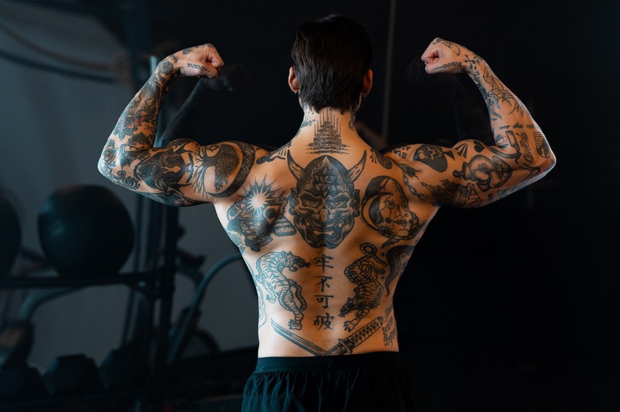 Man som spänner sina muskler Man som spänner sina muskler